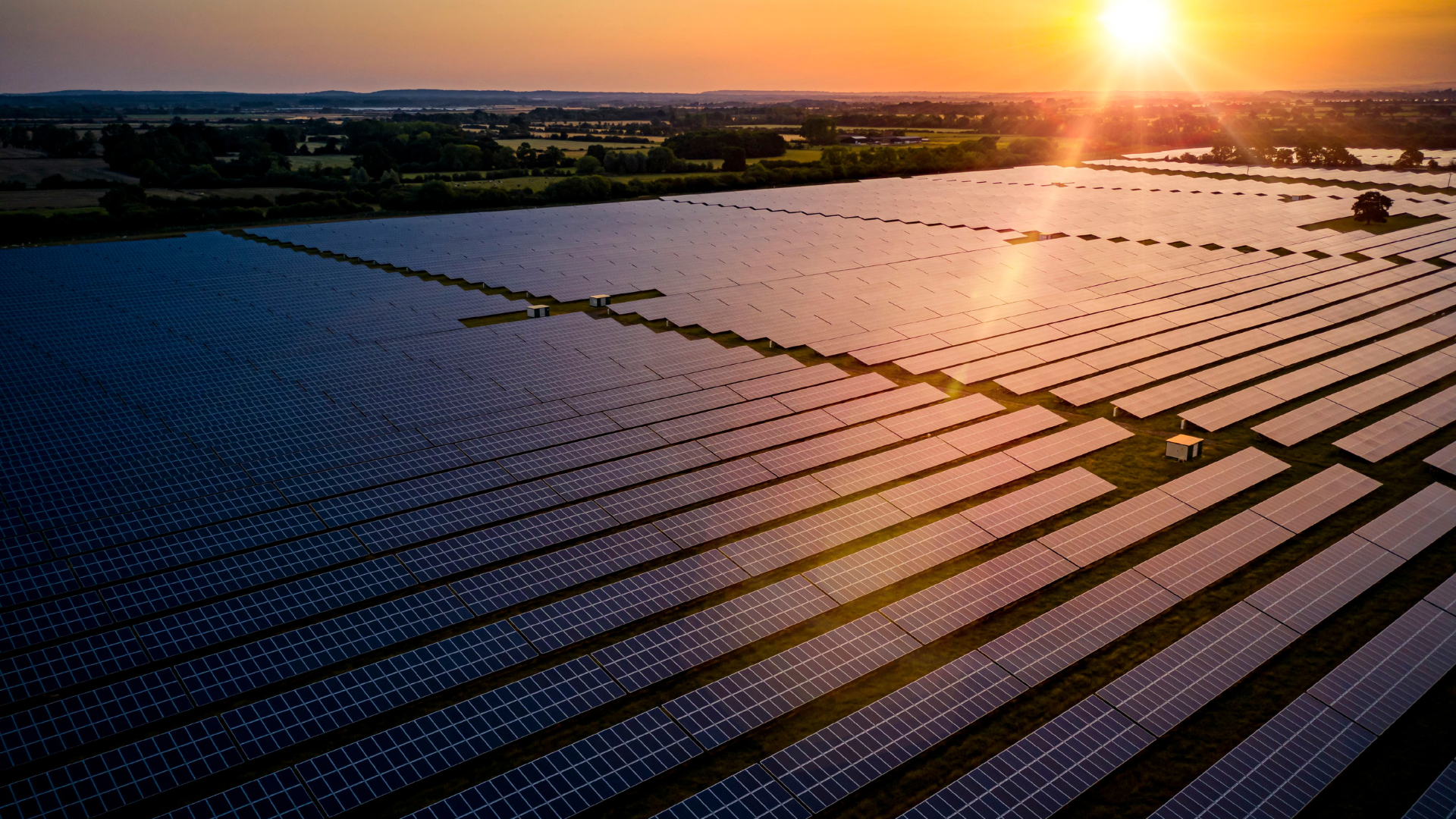Planta de paneles solares al atardecer